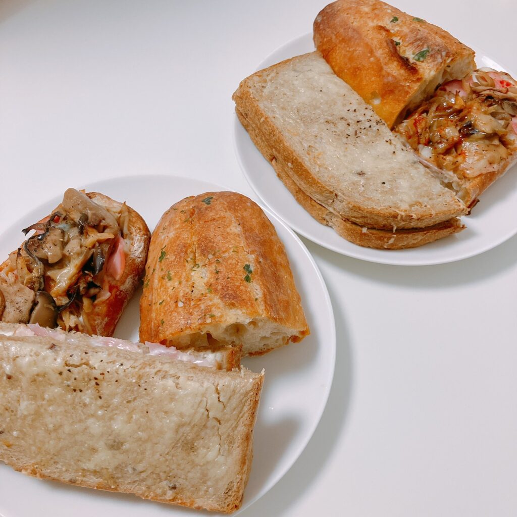 半分にカットされ、シェアされた様々なパン