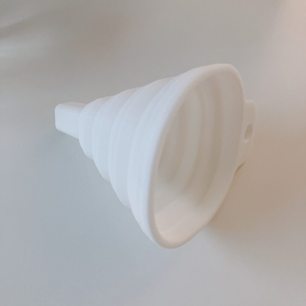 ココナツ洗剤4Lを詰め替えるためのロート(じょうご)の画像